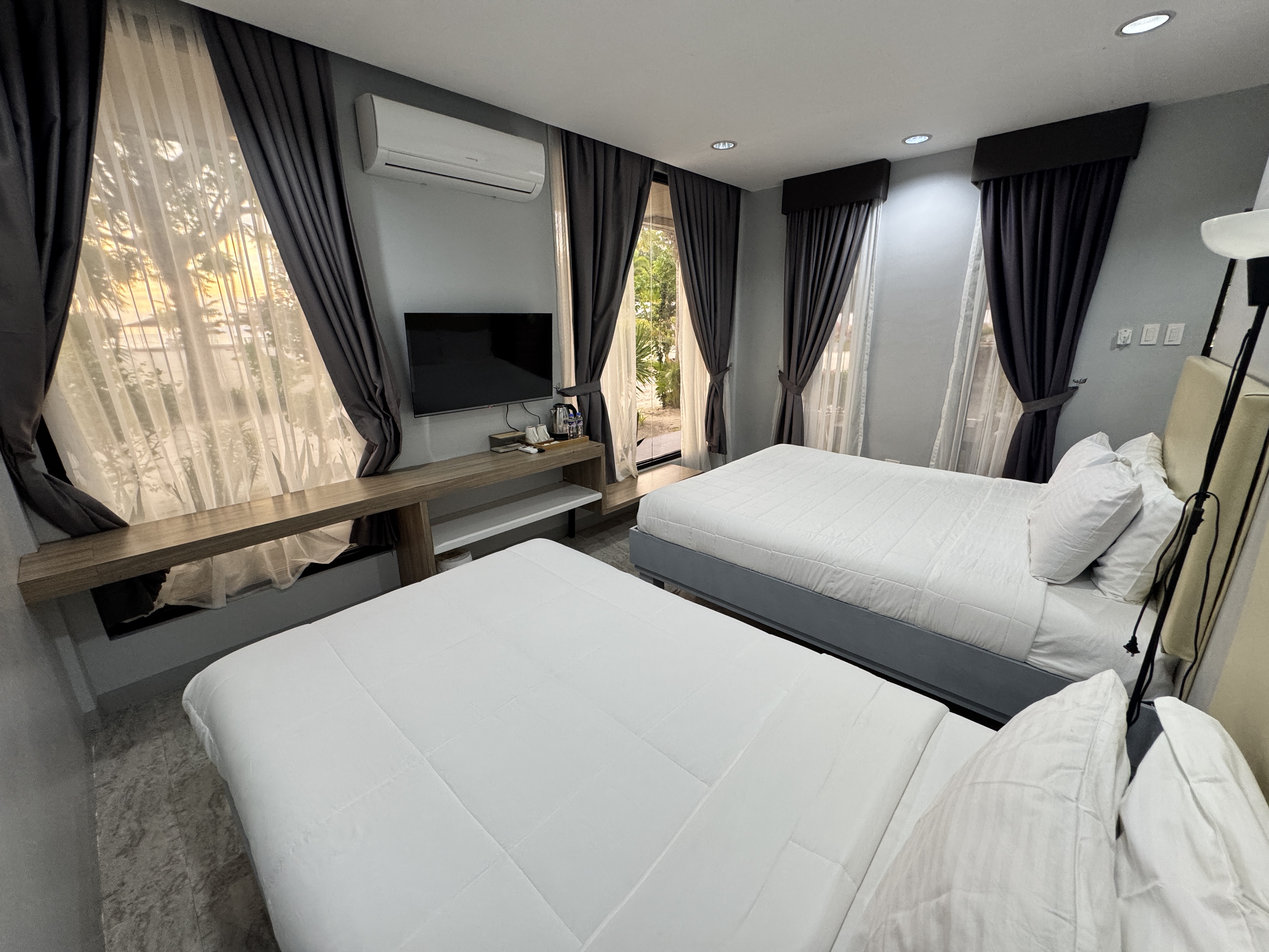 SUPERIOR ROOM 9